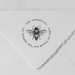 Honey Bee | Vintag Familienname und Rücksendeadres Gummistempel<br><div class="desc">Ein einfaches, stilvolles Design mit einer Vintagen Bienenabbildungen, die von Ihrer Rücksendeadresse in gebogener Typografie gerahmt ist. Diese Briefmarke sind ideal für Hochzeiten, Geburtstage, Babyduschen und tägliche Post! Klicken Sie auf "Personalisieren" und bearbeiten Sie den Text in den Vorlagenfeldern, um ihn zu personalisieren. Keine Mindestbestellmenge. Besuchen Sie unseren Shop für...</div>