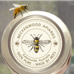 Honey Bee Yellow Beekeeper Apiary Taupe Border Runder Aufkleber<br><div class="desc">Mit diesem Vintagen Honigaufkleber für schwarz-gelbe Honigbienen kennzeichnen Sie sich selbst mit Honig, Kerzen, Bienenwachs und vielem mehr. Personalisieren Sie Ihre Wunschfirma ganz oben und geben Sie Ihren Standort oder Ihre Adresse unten ein. Sie können den beschreibenden Text so bearbeiten, dass er mit Ihrem Produkt übereinstimmt, oder ihn generell behalten...</div>