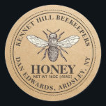 Honey Label Kraft Runder Aufkleber<br><div class="desc">Personalisieren Sie Ihre Wunschbezeichnung,  Ihr Produkt (Honig),  Ihr Nettogewicht,  Ihren Imkernamen und Ihre Anschrift. Nicht sicher,  ob Ihr Honig Nettogewicht? Es gibt eine Liste gängiger Konvertierungen (Gramm und Unzen) im Formularfeld,  wenn Sie Ihre Bezeichnung anpassen. Vintage Darstellung der französischen Honigbiene auf braunem Hintergrund.</div>