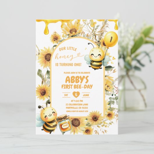 Honey Sunflower First BeeDay Einladung (Stehend Vorderseite)