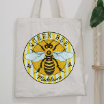 Honeybee Bumblebee Queen Bee Hübsch | PERSONALISIE Tragetasche<br><div class="desc">Diese super süße Honigbienentote Tasche hat ein originelles, handgezeichnet Bild einer gelben und schwarzen Biene auf einem gestreiften Hintergrund. Es hat gossamer weiß-blaue Flügel, die sich ausbreiten, als ob sie bereit zum Fliegen wäre. Diese Natur - inspiriertes Design ist perfekt für jede Biene. Es wäre auch ein großartiges Geschenk für...</div>