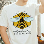 Honeybee Honeycomb Bee Farm Apiary Personalisiert T-Shirt<br><div class="desc">Dieser Honigbienen-T - Shirt hat eine große Biene über einem hellen Wabenhintergrund. Die gelbe und schwarze Biene hat weiß-blaue Flügel, die sich ausbreiten, als ob sie bereit wäre zu fliegen. Der Hintergrund ist eine hübsche goldene Bienenwabenform. Verwenden Sie die Vorlage, um jeden Text hinzuzufügen, den Sie mögen, z. B. Ihren...</div>