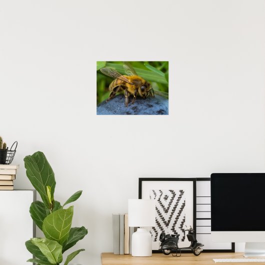 Honeybee on a Stone Poster (Heimbüro)