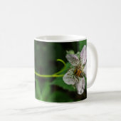 Honeybee Pollinates eine BlackBerry Blume Tasse (VorderseiteRechts)