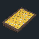 Honeybees Honeycomb Bumble Bee Hive Pattern Trifold Geldbörse<br><div class="desc">Dieser süße Bienenmusterentwurf zeigt Honigbienen über einem Licht, heller golden-gelber Bienenwabenhintergrund. Die gelben und schwarzen Bienen haben weiß-blaue Flügel der Gaze. Sie kriechen über die Bienenwabe innerhalb ihres Bienenstocks. Diese Vorlage, Natur - inspirierter Entwurf ist perfekt für einen Imker oder jedermann, das Lieben diese Biene-autiful Insekten. Sie können "auch weiter...</div>