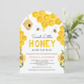 Honeycomb Beehive Sweet Honey Bee Baby Shower Einladung (Stehend Vorderseite)