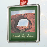 Honeymoon Arch Monument Valle Ornament Aus Metall<br><div class="desc">Der Honeymoon Arch ist eines der interessantesten Bauwerke im Monument Valley, einem faszinierenden Navajo Park in der Nähe der vier Ecken von Arizona, Utah, Colorado und New Mexico. Monument Valley und Mystery Valley sind phantastische Träume von Bögen, Petroglyphen, Hogans, Mesas, Anasazi Ruinen, und verschiedenen surrealen rötlichen Sandsteinstrukturen. Dieses Weihnachtsschmuck zeigt...</div>