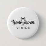 Honeymoon Couple Design Honeymoon Vibes Button<br><div class="desc">Ein lustiges Flitterwochendesign mit Sprichwort "Honeymoon vibes" darauf. Perfektes Hochzeitsgeschenk für Sie,  Freunde,  Verwandte oder Kollegen.</div>