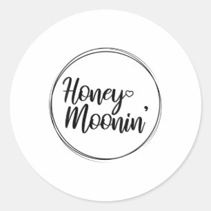 Honeymoon Couple Wedding Honeymoonin Brides Runder Aufkleber