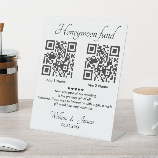 Honeymoon Fund mit 2 QR Code Sockelschild (In SItu)