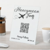 Honeymoon Funds QR Code Hochzeitsflugzeug Sockelschild (In SItu)
