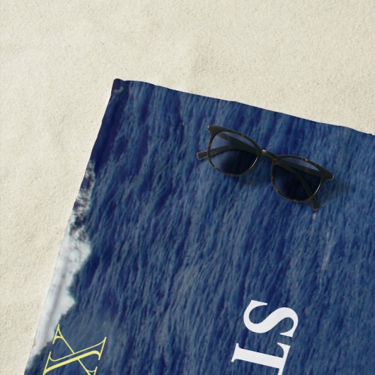 Honeymoon Getaway Ocean Waves Blue Sky XO Strandtuch (Beispiel)