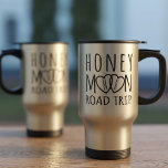 Honeymoon Road Trip New Travel Mug Reisebecher<br><div class="desc">Gehst du auf eine Reise für deine Flitterwochen? Wenn ja,  dann brauchen Sie einen Reisetug,  um sich in Ihre Tasche zu packen,  damit Sie auf der Straße keine Getränke verschütten. Genießen Sie Ihre Reise mit Ihrer ewigen Liebe.</div>