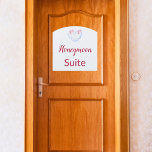 Honeymoon Suite Contour Türschild<br><div class="desc">Herzlich willkommen bei den Neuvermählten zu ihrem Traumurlaub mit unserem charmanten Honeymoon Suite-Schild! Dieses elegante Holzschild ist die perfekte Touch für jeden Braut- und Bräutigam,  der in einem Hotel oder Motel bleibe wird. Mit dieser hübschen Ergänzung ihrer Zimmerdekoration machen sie ihren bleibe noch unvergesslicher.</div>