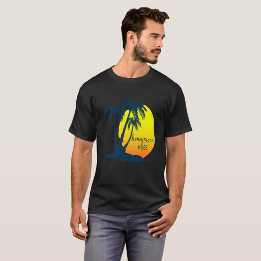 Honeymoon Vibes Beach Palm Tree Nach Hochzeit Vaca T-Shirt (Vorne ganz)