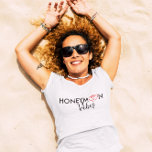 Honeymoon Vibes Sweethearts T-Shirt<br><div class="desc">Flitterwochen mit verflochtenen Herzen</div>