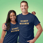 Honeymoonin Fun Honeymoon Urlaub Matching Couple T-Shirt<br><div class="desc">Ein Spaß,  der das Flitterwochendesign für das fröhliche und verheiratete Paar,  das sich auf einem Flitterwochenurlaub befindet,  vereint. Es kann als Brautparty oder Hochzeitsgeschenk an die Braut und Bräutigam gegeben werden.</div>