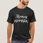 Honeymoonin' , Funny Honeymoon Gift T-Shirt<br><div class="desc">Einzigartiges,  großartiges Design und 100 % individuelles Shirt für Flitterwochen. Dieser Tee zeigt ein lustiges Design mit Honeymoon Quote . Ein großartiges Geschenk für Neuvermählte</div>