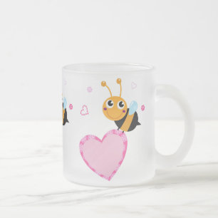Honig-Biene, die rosa Herz-Glas-Tasse hält Mattglastasse
