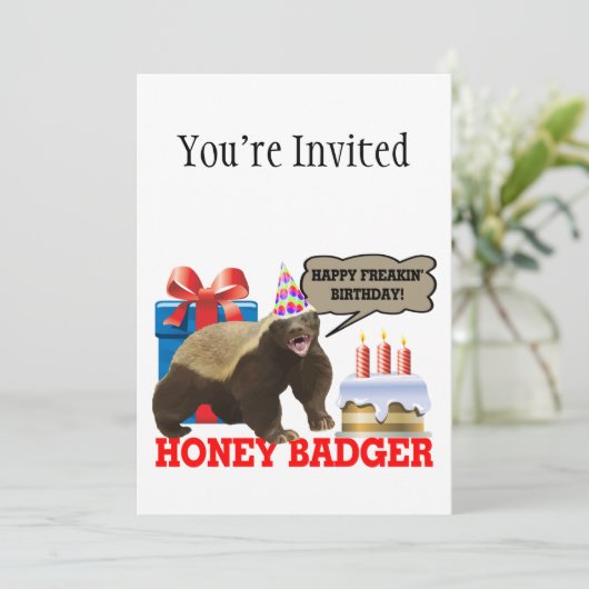 Honig-Dachs glücklicher Freakin Geburtstag Einladung (Stehend Vorderseite)