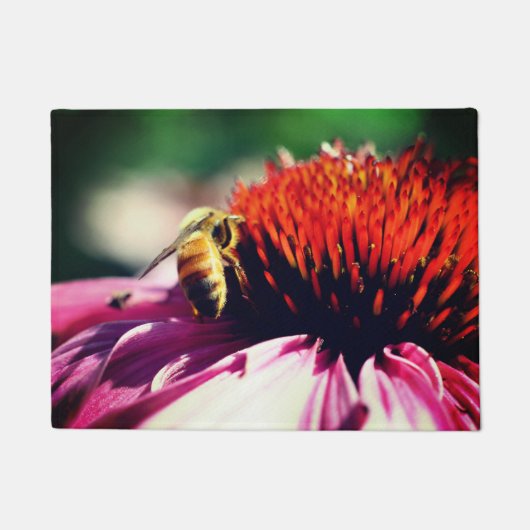 Honigbiene an der Coneflower Daisy Nah hoch Fußmatte (Vorderseite)