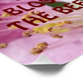 Honigbiene auf Blossom mit Zitat Poster (Ecke)