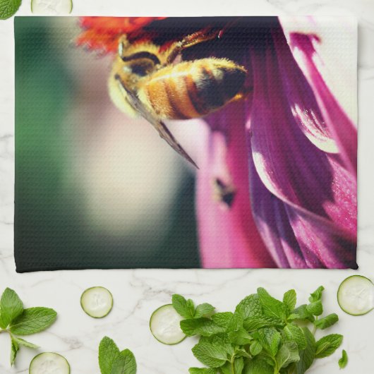 Honigbiene auf der Blume Nah Geschirrtuch (Gefaltet)