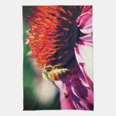 Honigbiene auf der Blume Nah Geschirrtuch (Vertikal)