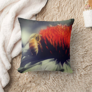 Honigbiene auf Echinacea-Blüte Kissen