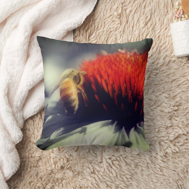 Honigbiene auf Echinacea-Blüte Kissen (Decke)