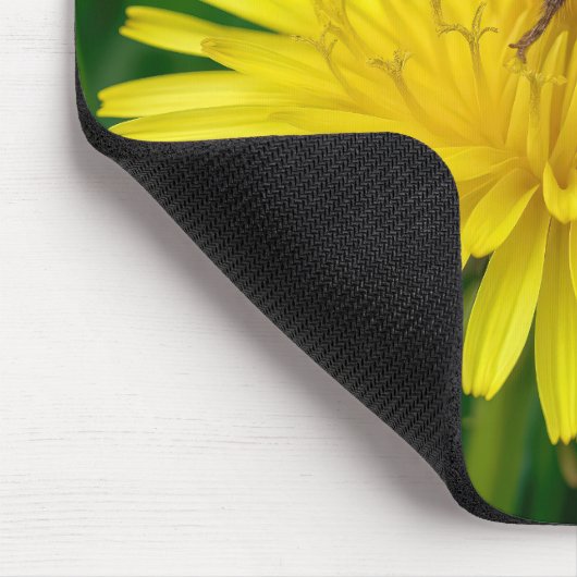 Honigbiene auf einem gelben Kronleuchter Mousepad (Ecke)