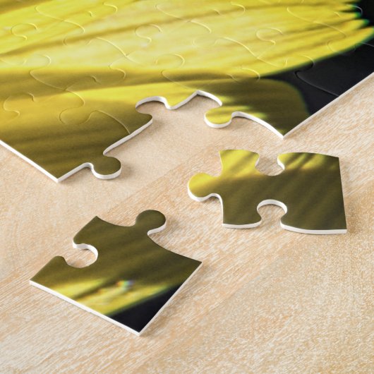 Honigbiene auf einem Makrofoto aus gelbem Löwenzah Puzzle (Seite)