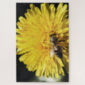 Honigbiene auf einem Makrofoto aus gelbem Löwenzah Puzzle (Vertikal)