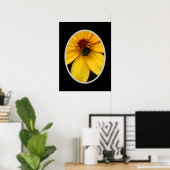 Honigbiene auf einer gelben Blüte Poster (Heimbüro)