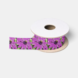 Honigbiene auf einer Lila afrikanischen Daisy Art Satinband