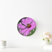Honigbiene auf Kosmos-Blume Runde Wanduhr (Zuhause)