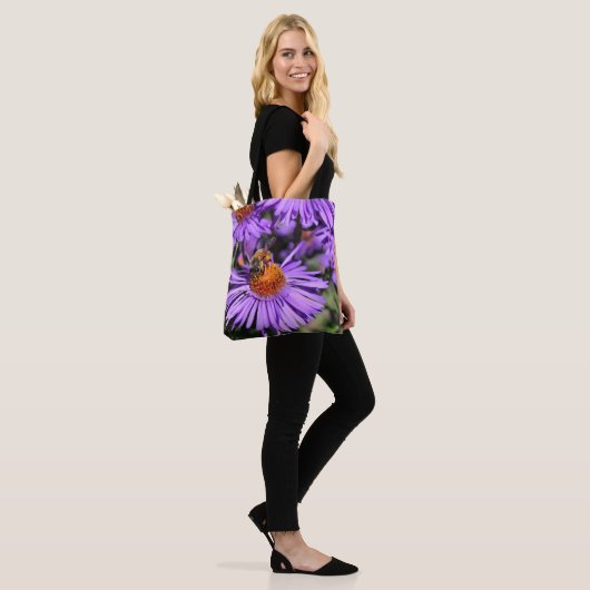 Honigbiene auf Lila Aster-Blume Tasche (Am Model)