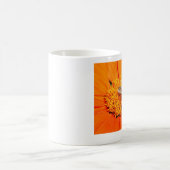 Honigbiene auf orangefarbener Blume Tasse (Mittel)