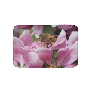 Honigbiene auf rosa Crabappelblüte Badematte