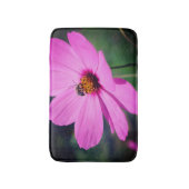 Honigbiene auf rosa Kosmos Blume Nah Badematte (Vorderseite Vertikal)