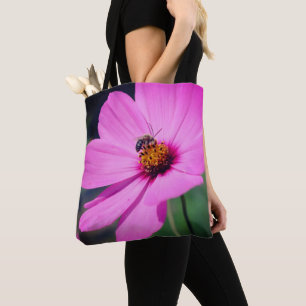 Honigbiene auf rosa Kosmos Blume Nah Tasche