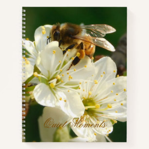 Honigbiene auf weißer Pflaumenblüte Journal Notizblock