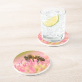 Honigbiene, die auf der Blume des Südens füttre Getränkeuntersetzer (Seite)