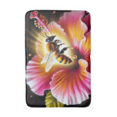 Honigbiene, die einen blühenden, hellen Hibiskus b Badematte (Vorderseite Vertikal)