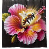 Honigbiene, die einen blühenden, hellen Hibiskus b Duschvorhang (Vorderseite)