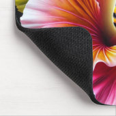 Honigbiene, die einen blühenden, hellen Hibiskus b Mousepad (Ecke)