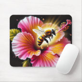 Honigbiene, die einen blühenden, hellen Hibiskus b Mousepad (Mit Mouse)