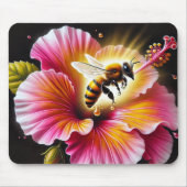Honigbiene, die einen blühenden, hellen Hibiskus b Mousepad (Vorne)
