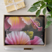 Honigbiene, die einen blühenden, hellen Hibiskus b Seidenpapier (Geschenk)