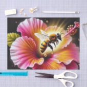 Honigbiene, die einen blühenden, hellen Hibiskus b Seidenpapier (Handwerk)